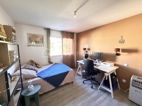 À vendre à Orgères, belle maison familiale d’une superficie de 136 m², offrant de beaux volumes et un agencement idéal pour une famille.

Au rez-de-chaussée:
Un agréable salon-séjour
Une cuisine aménagée et équipée
Un deuxième salon, pouvant également être aménagé en chambre
Une buanderie
Une salle d’eau
Un WC indépendant

À l’étage:
Quatre chambres
Une salle de bains
Un WC indépendant
La maison dispose également d’un garage ainsi que d’une terrasse ouverte sur le jardin, offrant un espace extérieur agréable pour profiter des beaux jours.
Avec ses 136 m² habitables, ses nombreux espaces et ses possibilités d’aménagement, cette maison offre un cadre de vie confortable et fonctionnel.
Une maison à découvrir sans tarder à Orgères !
📍 Orgères
🏠 136 m²
🛏️ 5 chambres possibles
🛁 1 salle de bains + 1 salle d’eau
🚗 Garage
🌿 Jardin avec terrasse

Maison chauffée via une pompe à chaleur qui alimente un plancher chauffant haut et bas. 

A 10mn de Rennes 
Proche du bourg, de ses commodités et des écoles. 

A venir visiter sans plus tarder. 
Un conseiller disponible 7/7.