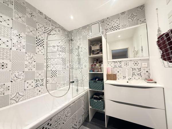 À vendre à Orgères, belle maison familiale d’une superficie de 136 m², offrant de beaux volumes et un agencement idéal pour une famille.

Au rez-de-chaussée:
Un agréable salon-séjour
Une cuisine aménagée et équipée
Un deuxième salon, pouvant également être aménagé en chambre
Une buanderie
Une salle d’eau
Un WC indépendant

À l’étage:
Quatre chambres
Une salle de bains
Un WC indépendant
La maison dispose également d’un garage ainsi que d’une terrasse ouverte sur le jardin, offrant un espace extérieur agréable pour profiter des beaux jours.
Avec ses 136 m² habitables, ses nombreux espaces et ses possibilités d’aménagement, cette maison offre un cadre de vie confortable et fonctionnel.
Une maison à découvrir sans tarder à Orgères !
📍 Orgères
🏠 136 m²
🛏️ 5 chambres possibles
🛁 1 salle de bains + 1 salle d’eau
🚗 Garage
🌿 Jardin avec terrasse

Maison chauffée via une pompe à chaleur qui alimente un plancher chauffant haut et bas. 

A 10mn de Rennes 
Proche du bourg, de ses commodités et des écoles. 

A venir visiter sans plus tarder. 
Un conseiller disponible 7/7.