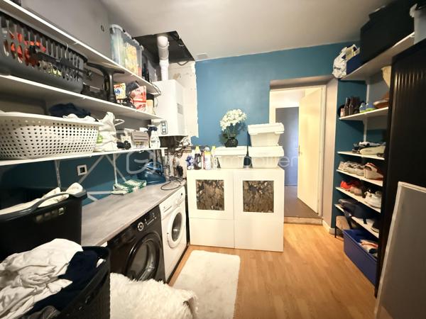 À vendre à Orgères, belle maison familiale d’une superficie de 136 m², offrant de beaux volumes et un agencement idéal pour une famille.

Au rez-de-chaussée:
Un agréable salon-séjour
Une cuisine aménagée et équipée
Un deuxième salon, pouvant également être aménagé en chambre
Une buanderie
Une salle d’eau
Un WC indépendant

À l’étage:
Quatre chambres
Une salle de bains
Un WC indépendant
La maison dispose également d’un garage ainsi que d’une terrasse ouverte sur le jardin, offrant un espace extérieur agréable pour profiter des beaux jours.
Avec ses 136 m² habitables, ses nombreux espaces et ses possibilités d’aménagement, cette maison offre un cadre de vie confortable et fonctionnel.
Une maison à découvrir sans tarder à Orgères !
📍 Orgères
🏠 136 m²
🛏️ 5 chambres possibles
🛁 1 salle de bains + 1 salle d’eau
🚗 Garage
🌿 Jardin avec terrasse

Maison chauffée via une pompe à chaleur qui alimente un plancher chauffant haut et bas. 

A 10mn de Rennes 
Proche du bourg, de ses commodités et des écoles. 

A venir visiter sans plus tarder. 
Un conseiller disponible 7/7.