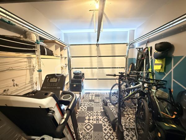 À vendre à Orgères, belle maison familiale d’une superficie de 136 m², offrant de beaux volumes et un agencement idéal pour une famille.

Au rez-de-chaussée:
Un agréable salon-séjour
Une cuisine aménagée et équipée
Un deuxième salon, pouvant également être aménagé en chambre
Une buanderie
Une salle d’eau
Un WC indépendant

À l’étage:
Quatre chambres
Une salle de bains
Un WC indépendant
La maison dispose également d’un garage ainsi que d’une terrasse ouverte sur le jardin, offrant un espace extérieur agréable pour profiter des beaux jours.
Avec ses 136 m² habitables, ses nombreux espaces et ses possibilités d’aménagement, cette maison offre un cadre de vie confortable et fonctionnel.
Une maison à découvrir sans tarder à Orgères !
📍 Orgères
🏠 136 m²
🛏️ 5 chambres possibles
🛁 1 salle de bains + 1 salle d’eau
🚗 Garage
🌿 Jardin avec terrasse

Maison chauffée via une pompe à chaleur qui alimente un plancher chauffant haut et bas. 

A 10mn de Rennes 
Proche du bourg, de ses commodités et des écoles. 

A venir visiter sans plus tarder. 
Un conseiller disponible 7/7.