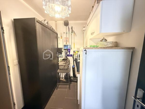À vendre à Orgères, belle maison familiale d’une superficie de 136 m², offrant de beaux volumes et un agencement idéal pour une famille.

Au rez-de-chaussée:
Un agréable salon-séjour
Une cuisine aménagée et équipée
Un deuxième salon, pouvant également être aménagé en chambre
Une buanderie
Une salle d’eau
Un WC indépendant

À l’étage:
Quatre chambres
Une salle de bains
Un WC indépendant
La maison dispose également d’un garage ainsi que d’une terrasse ouverte sur le jardin, offrant un espace extérieur agréable pour profiter des beaux jours.
Avec ses 136 m² habitables, ses nombreux espaces et ses possibilités d’aménagement, cette maison offre un cadre de vie confortable et fonctionnel.
Une maison à découvrir sans tarder à Orgères !
📍 Orgères
🏠 136 m²
🛏️ 5 chambres possibles
🛁 1 salle de bains + 1 salle d’eau
🚗 Garage
🌿 Jardin avec terrasse

Maison chauffée via une pompe à chaleur qui alimente un plancher chauffant haut et bas. 

A 10mn de Rennes 
Proche du bourg, de ses commodités et des écoles. 

A venir visiter sans plus tarder. 
Un conseiller disponible 7/7.