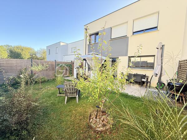 À vendre à Orgères, belle maison familiale d’une superficie de 136 m², offrant de beaux volumes et un agencement idéal pour une famille.

Au rez-de-chaussée:
Un agréable salon-séjour
Une cuisine aménagée et équipée
Un deuxième salon, pouvant également être aménagé en chambre
Une buanderie
Une salle d’eau
Un WC indépendant

À l’étage:
Quatre chambres
Une salle de bains
Un WC indépendant
La maison dispose également d’un garage ainsi que d’une terrasse ouverte sur le jardin, offrant un espace extérieur agréable pour profiter des beaux jours.
Avec ses 136 m² habitables, ses nombreux espaces et ses possibilités d’aménagement, cette maison offre un cadre de vie confortable et fonctionnel.
Une maison à découvrir sans tarder à Orgères !
📍 Orgères
🏠 136 m²
🛏️ 5 chambres possibles
🛁 1 salle de bains + 1 salle d’eau
🚗 Garage
🌿 Jardin avec terrasse

Maison chauffée via une pompe à chaleur qui alimente un plancher chauffant haut et bas. 

A 10mn de Rennes 
Proche du bourg, de ses commodités et des écoles. 

A venir visiter sans plus tarder. 
Un conseiller disponible 7/7.