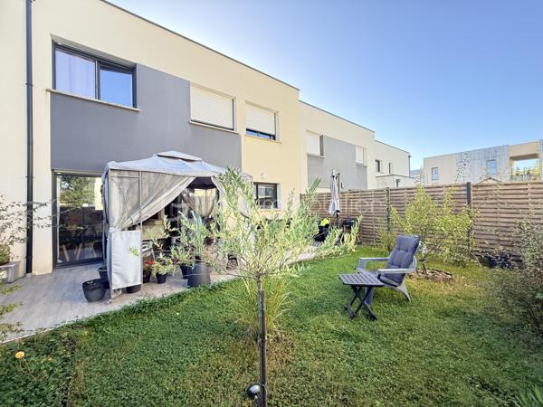 À vendre à Orgères, belle maison familiale d’une superficie de 136 m², offrant de beaux volumes et un agencement idéal pour une famille.

Au rez-de-chaussée:
Un agréable salon-séjour
Une cuisine aménagée et équipée
Un deuxième salon, pouvant également être aménagé en chambre
Une buanderie
Une salle d’eau
Un WC indépendant

À l’étage:
Quatre chambres
Une salle de bains
Un WC indépendant
La maison dispose également d’un garage ainsi que d’une terrasse ouverte sur le jardin, offrant un espace extérieur agréable pour profiter des beaux jours.
Avec ses 136 m² habitables, ses nombreux espaces et ses possibilités d’aménagement, cette maison offre un cadre de vie confortable et fonctionnel.
Une maison à découvrir sans tarder à Orgères !
📍 Orgères
🏠 136 m²
🛏️ 5 chambres possibles
🛁 1 salle de bains + 1 salle d’eau
🚗 Garage
🌿 Jardin avec terrasse

Maison chauffée via une pompe à chaleur qui alimente un plancher chauffant haut et bas. 

A 10mn de Rennes 
Proche du bourg, de ses commodités et des écoles. 

A venir visiter sans plus tarder. 
Un conseiller disponible 7/7.