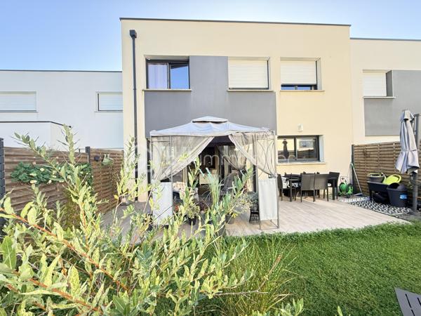 À vendre à Orgères, belle maison familiale d’une superficie de 136 m², offrant de beaux volumes et un agencement idéal pour une famille.

Au rez-de-chaussée:
Un agréable salon-séjour
Une cuisine aménagée et équipée
Un deuxième salon, pouvant également être aménagé en chambre
Une buanderie
Une salle d’eau
Un WC indépendant

À l’étage:
Quatre chambres
Une salle de bains
Un WC indépendant
La maison dispose également d’un garage ainsi que d’une terrasse ouverte sur le jardin, offrant un espace extérieur agréable pour profiter des beaux jours.
Avec ses 136 m² habitables, ses nombreux espaces et ses possibilités d’aménagement, cette maison offre un cadre de vie confortable et fonctionnel.
Une maison à découvrir sans tarder à Orgères !
📍 Orgères
🏠 136 m²
🛏️ 5 chambres possibles
🛁 1 salle de bains + 1 salle d’eau
🚗 Garage
🌿 Jardin avec terrasse

Maison chauffée via une pompe à chaleur qui alimente un plancher chauffant haut et bas. 

A 10mn de Rennes 
Proche du bourg, de ses commodités et des écoles. 

A venir visiter sans plus tarder. 
Un conseiller disponible 7/7.