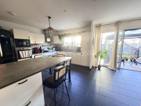 À vendre à Orgères, belle maison familiale d’une superficie de 136 m², offrant de beaux volumes et un agencement idéal pour une famille.

Au rez-de-chaussée:
Un agréable salon-séjour
Une cuisine aménagée et équipée
Un deuxième salon, pouvant également être aménagé en chambre
Une buanderie
Une salle d’eau
Un WC indépendant

À l’étage:
Quatre chambres
Une salle de bains
Un WC indépendant
La maison dispose également d’un garage ainsi que d’une terrasse ouverte sur le jardin, offrant un espace extérieur agréable pour profiter des beaux jours.
Avec ses 136 m² habitables, ses nombreux espaces et ses possibilités d’aménagement, cette maison offre un cadre de vie confortable et fonctionnel.
Une maison à découvrir sans tarder à Orgères !
📍 Orgères
🏠 136 m²
🛏️ 5 chambres possibles
🛁 1 salle de bains + 1 salle d’eau
🚗 Garage
🌿 Jardin avec terrasse

Maison chauffée via une pompe à chaleur qui alimente un plancher chauffant haut et bas. 

A 10mn de Rennes 
Proche du bourg, de ses commodités et des écoles. 

A venir visiter sans plus tarder. 
Un conseiller disponible 7/7.