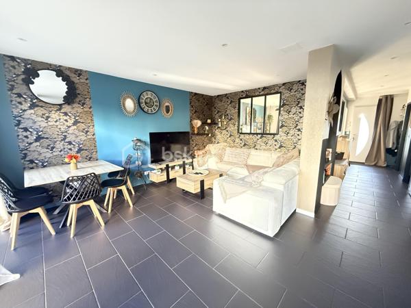 À vendre à Orgères, belle maison familiale d’une superficie de 136 m², offrant de beaux volumes et un agencement idéal pour une famille.

Au rez-de-chaussée:
Un agréable salon-séjour
Une cuisine aménagée et équipée
Un deuxième salon, pouvant également être aménagé en chambre
Une buanderie
Une salle d’eau
Un WC indépendant

À l’étage:
Quatre chambres
Une salle de bains
Un WC indépendant
La maison dispose également d’un garage ainsi que d’une terrasse ouverte sur le jardin, offrant un espace extérieur agréable pour profiter des beaux jours.
Avec ses 136 m² habitables, ses nombreux espaces et ses possibilités d’aménagement, cette maison offre un cadre de vie confortable et fonctionnel.
Une maison à découvrir sans tarder à Orgères !
📍 Orgères
🏠 136 m²
🛏️ 5 chambres possibles
🛁 1 salle de bains + 1 salle d’eau
🚗 Garage
🌿 Jardin avec terrasse

Maison chauffée via une pompe à chaleur qui alimente un plancher chauffant haut et bas. 

A 10mn de Rennes 
Proche du bourg, de ses commodités et des écoles. 

A venir visiter sans plus tarder. 
Un conseiller disponible 7/7.