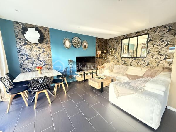 À vendre à Orgères, belle maison familiale d’une superficie de 136 m², offrant de beaux volumes et un agencement idéal pour une famille.

Au rez-de-chaussée:
Un agréable salon-séjour
Une cuisine aménagée et équipée
Un deuxième salon, pouvant également être aménagé en chambre
Une buanderie
Une salle d’eau
Un WC indépendant

À l’étage:
Quatre chambres
Une salle de bains
Un WC indépendant
La maison dispose également d’un garage ainsi que d’une terrasse ouverte sur le jardin, offrant un espace extérieur agréable pour profiter des beaux jours.
Avec ses 136 m² habitables, ses nombreux espaces et ses possibilités d’aménagement, cette maison offre un cadre de vie confortable et fonctionnel.
Une maison à découvrir sans tarder à Orgères !
📍 Orgères
🏠 136 m²
🛏️ 5 chambres possibles
🛁 1 salle de bains + 1 salle d’eau
🚗 Garage
🌿 Jardin avec terrasse

Maison chauffée via une pompe à chaleur qui alimente un plancher chauffant haut et bas. 

A 10mn de Rennes 
Proche du bourg, de ses commodités et des écoles. 

A venir visiter sans plus tarder. 
Un conseiller disponible 7/7.