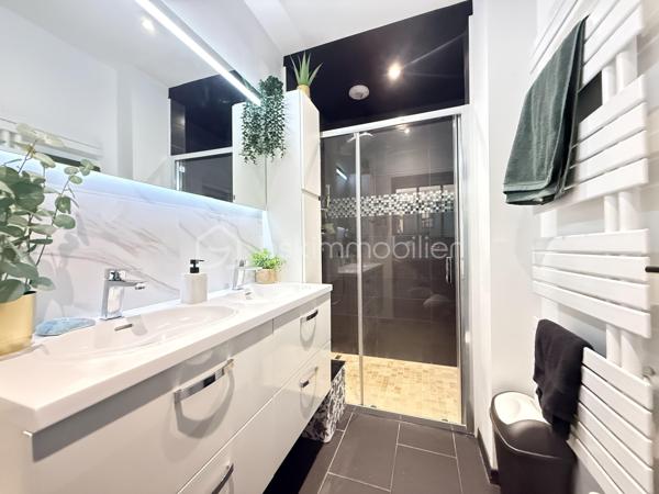 À vendre à Orgères, belle maison familiale d’une superficie de 136 m², offrant de beaux volumes et un agencement idéal pour une famille.

Au rez-de-chaussée:
Un agréable salon-séjour
Une cuisine aménagée et équipée
Un deuxième salon, pouvant également être aménagé en chambre
Une buanderie
Une salle d’eau
Un WC indépendant

À l’étage:
Quatre chambres
Une salle de bains
Un WC indépendant
La maison dispose également d’un garage ainsi que d’une terrasse ouverte sur le jardin, offrant un espace extérieur agréable pour profiter des beaux jours.
Avec ses 136 m² habitables, ses nombreux espaces et ses possibilités d’aménagement, cette maison offre un cadre de vie confortable et fonctionnel.
Une maison à découvrir sans tarder à Orgères !
📍 Orgères
🏠 136 m²
🛏️ 5 chambres possibles
🛁 1 salle de bains + 1 salle d’eau
🚗 Garage
🌿 Jardin avec terrasse

Maison chauffée via une pompe à chaleur qui alimente un plancher chauffant haut et bas. 

A 10mn de Rennes 
Proche du bourg, de ses commodités et des écoles. 

A venir visiter sans plus tarder. 
Un conseiller disponible 7/7.