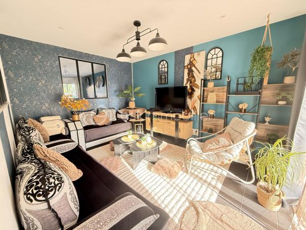 À vendre à Orgères, belle maison familiale d’une superficie de 136 m², offrant de beaux volumes et un agencement idéal pour une famille.

Au rez-de-chaussée:
Un agréable salon-séjour
Une cuisine aménagée et équipée
Un deuxième salon, pouvant également être aménagé en chambre
Une buanderie
Une salle d’eau
Un WC indépendant

À l’étage:
Quatre chambres
Une salle de bains
Un WC indépendant
La maison dispose également d’un garage ainsi que d’une terrasse ouverte sur le jardin, offrant un espace extérieur agréable pour profiter des beaux jours.
Avec ses 136 m² habitables, ses nombreux espaces et ses possibilités d’aménagement, cette maison offre un cadre de vie confortable et fonctionnel.
Une maison à découvrir sans tarder à Orgères !
📍 Orgères
🏠 136 m²
🛏️ 5 chambres possibles
🛁 1 salle de bains + 1 salle d’eau
🚗 Garage
🌿 Jardin avec terrasse

Maison chauffée via une pompe à chaleur qui alimente un plancher chauffant haut et bas. 

A 10mn de Rennes 
Proche du bourg, de ses commodités et des écoles. 

A venir visiter sans plus tarder. 
Un conseiller disponible 7/7.