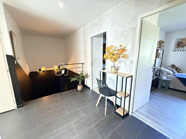 À vendre à Orgères, belle maison familiale d’une superficie de 136 m², offrant de beaux volumes et un agencement idéal pour une famille.

Au rez-de-chaussée:
Un agréable salon-séjour
Une cuisine aménagée et équipée
Un deuxième salon, pouvant également être aménagé en chambre
Une buanderie
Une salle d’eau
Un WC indépendant

À l’étage:
Quatre chambres
Une salle de bains
Un WC indépendant
La maison dispose également d’un garage ainsi que d’une terrasse ouverte sur le jardin, offrant un espace extérieur agréable pour profiter des beaux jours.
Avec ses 136 m² habitables, ses nombreux espaces et ses possibilités d’aménagement, cette maison offre un cadre de vie confortable et fonctionnel.
Une maison à découvrir sans tarder à Orgères !
📍 Orgères
🏠 136 m²
🛏️ 5 chambres possibles
🛁 1 salle de bains + 1 salle d’eau
🚗 Garage
🌿 Jardin avec terrasse

Maison chauffée via une pompe à chaleur qui alimente un plancher chauffant haut et bas. 

A 10mn de Rennes 
Proche du bourg, de ses commodités et des écoles. 

A venir visiter sans plus tarder. 
Un conseiller disponible 7/7.