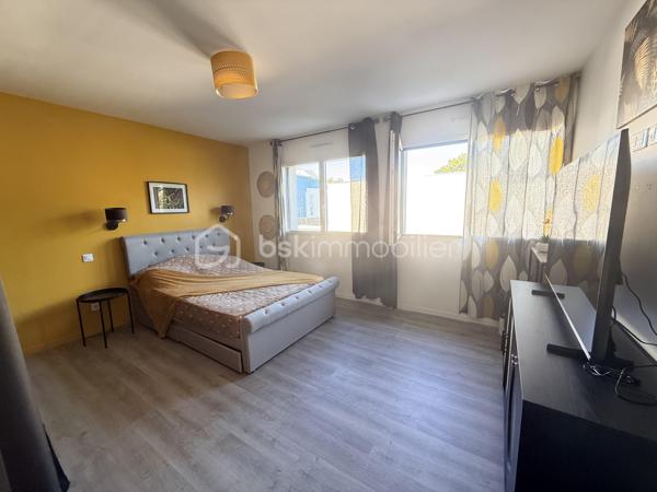 À vendre à Orgères, belle maison familiale d’une superficie de 136 m², offrant de beaux volumes et un agencement idéal pour une famille.

Au rez-de-chaussée:
Un agréable salon-séjour
Une cuisine aménagée et équipée
Un deuxième salon, pouvant également être aménagé en chambre
Une buanderie
Une salle d’eau
Un WC indépendant

À l’étage:
Quatre chambres
Une salle de bains
Un WC indépendant
La maison dispose également d’un garage ainsi que d’une terrasse ouverte sur le jardin, offrant un espace extérieur agréable pour profiter des beaux jours.
Avec ses 136 m² habitables, ses nombreux espaces et ses possibilités d’aménagement, cette maison offre un cadre de vie confortable et fonctionnel.
Une maison à découvrir sans tarder à Orgères !
📍 Orgères
🏠 136 m²
🛏️ 5 chambres possibles
🛁 1 salle de bains + 1 salle d’eau
🚗 Garage
🌿 Jardin avec terrasse

Maison chauffée via une pompe à chaleur qui alimente un plancher chauffant haut et bas. 

A 10mn de Rennes 
Proche du bourg, de ses commodités et des écoles. 

A venir visiter sans plus tarder. 
Un conseiller disponible 7/7.