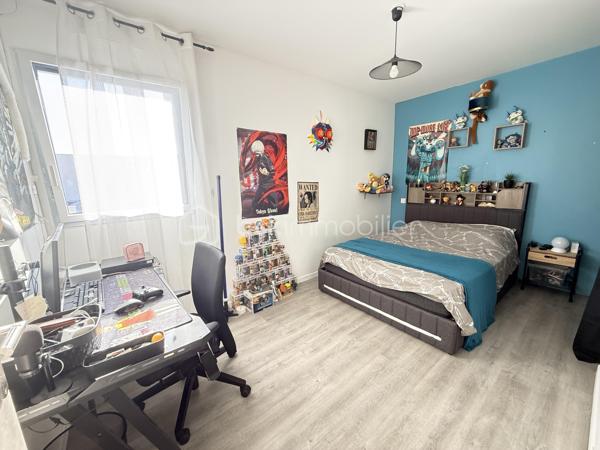 À vendre à Orgères, belle maison familiale d’une superficie de 136 m², offrant de beaux volumes et un agencement idéal pour une famille.

Au rez-de-chaussée:
Un agréable salon-séjour
Une cuisine aménagée et équipée
Un deuxième salon, pouvant également être aménagé en chambre
Une buanderie
Une salle d’eau
Un WC indépendant

À l’étage:
Quatre chambres
Une salle de bains
Un WC indépendant
La maison dispose également d’un garage ainsi que d’une terrasse ouverte sur le jardin, offrant un espace extérieur agréable pour profiter des beaux jours.
Avec ses 136 m² habitables, ses nombreux espaces et ses possibilités d’aménagement, cette maison offre un cadre de vie confortable et fonctionnel.
Une maison à découvrir sans tarder à Orgères !
📍 Orgères
🏠 136 m²
🛏️ 5 chambres possibles
🛁 1 salle de bains + 1 salle d’eau
🚗 Garage
🌿 Jardin avec terrasse

Maison chauffée via une pompe à chaleur qui alimente un plancher chauffant haut et bas. 

A 10mn de Rennes 
Proche du bourg, de ses commodités et des écoles. 

A venir visiter sans plus tarder. 
Un conseiller disponible 7/7.