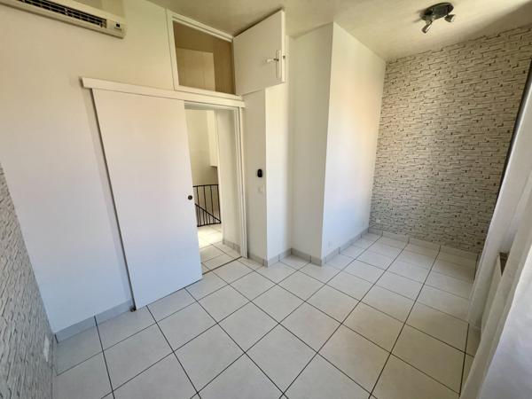 Appartement
         4 pièces
        - 77 m² 250 000 € *