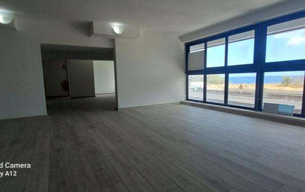 Vente Local d'activité Bureau rénové(e) La possession   