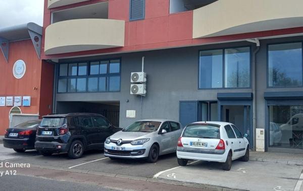 Vente Local d'activité Bureau rénové(e) La possession   