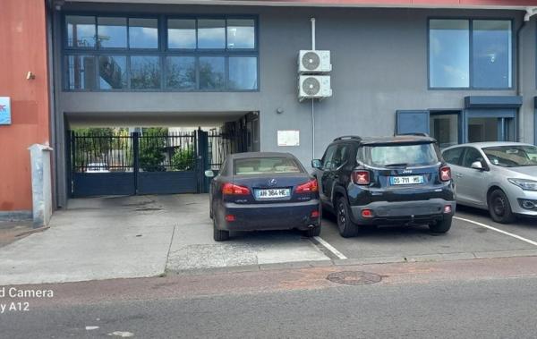 Vente Local d'activité Bureau rénové(e) La possession   