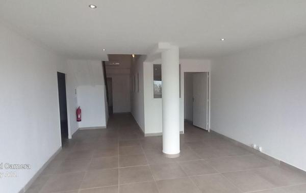 Vente Local d'activité Bureau rénové(e) La possession   