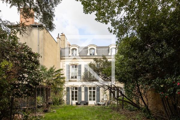 HOTEL PARTICULIER CENTRE-VILLE AVEC JARDIN