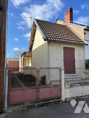 Petite maison à rénover sur beau terrain proche Buat