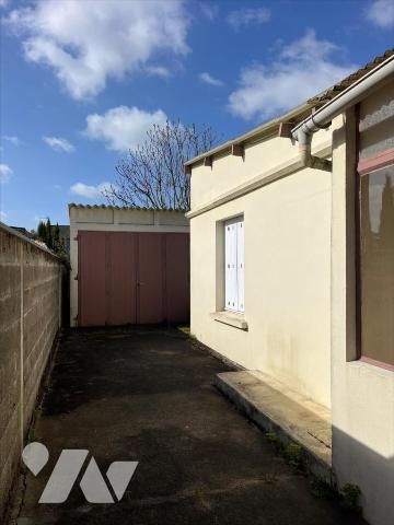 Petite maison à rénover sur beau terrain proche Buat