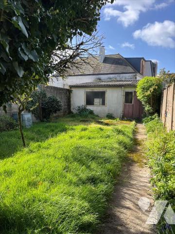 Petite maison à rénover sur beau terrain proche Buat