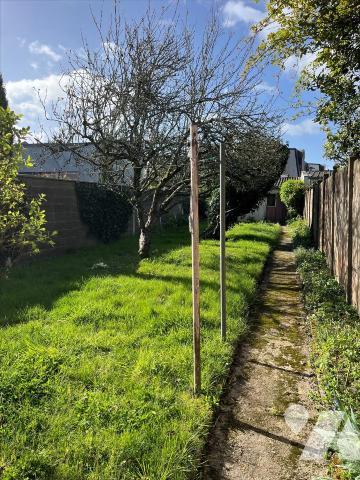 Petite maison à rénover sur beau terrain proche Buat