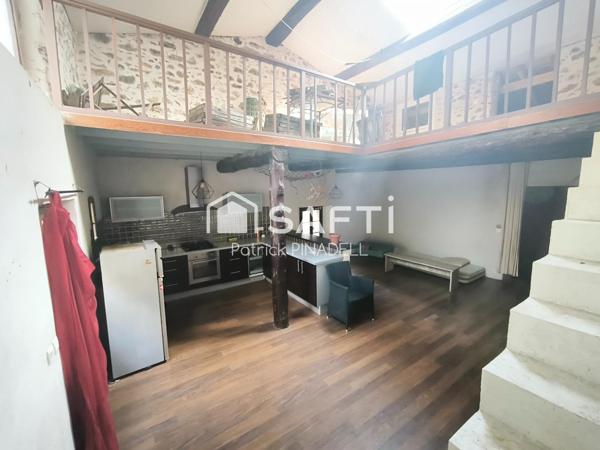 Maison d'habitation T5 de 171m² sur 3 niveaux, composée de 4 chambres dont une chambre parentale, d'un espace de vie de 44m², d'un garage et d'une grange.