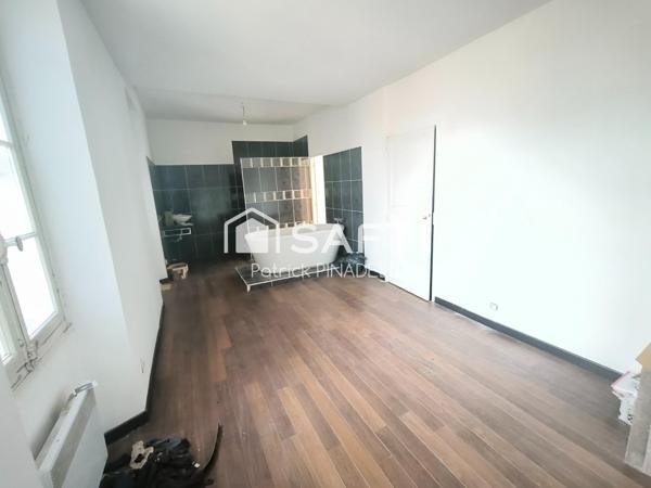 Maison d'habitation T5 de 171m² sur 3 niveaux, composée de 4 chambres dont une chambre parentale, d'un espace de vie de 44m², d'un garage et d'une grange.