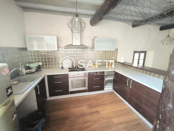 Maison d'habitation T5 de 171m² sur 3 niveaux, composée de 4 chambres dont une chambre parentale, d'un espace de vie de 44m², d'un garage et d'une grange.