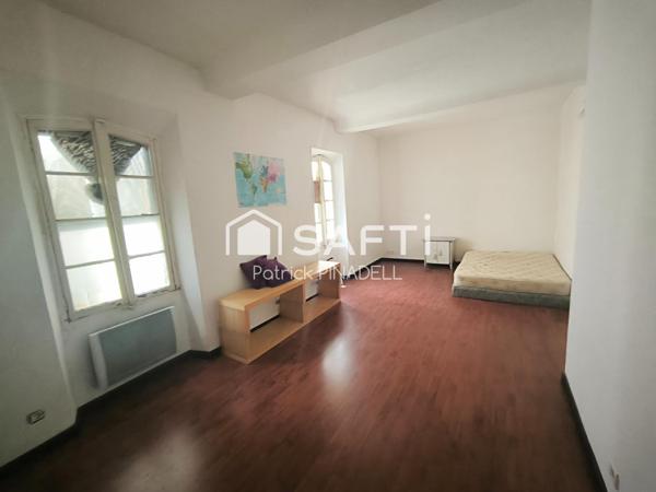 Maison d'habitation T5 de 171m² sur 3 niveaux, composée de 4 chambres dont une chambre parentale, d'un espace de vie de 44m², d'un garage et d'une grange.