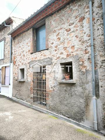 Maison d'habitation T5 de 171m² sur 3 niveaux, composée de 4 chambres dont une chambre parentale, d'un espace de vie de 44m², d'un garage et d'une grange.