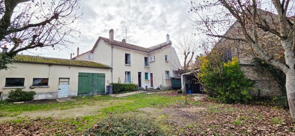 Maison à vendre à fort potentiel situé sur la commune d'Etampes, quartier Saint Pierre, avec dépendances.