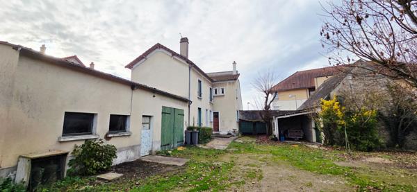 Maison à vendre à fort potentiel situé sur la commune d'Etampes, quartier Saint Pierre, avec dépendances.