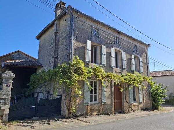 MAISON DE VILLAGE EN PIERRES AVEC GRANGE ET JARDIN