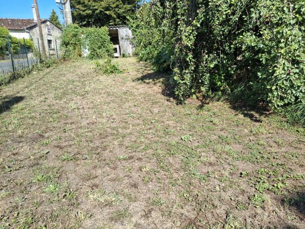 MAISON DE VILLAGE EN PIERRES AVEC GRANGE ET JARDIN