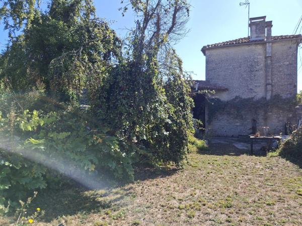 MAISON DE VILLAGE EN PIERRES AVEC GRANGE ET JARDIN
