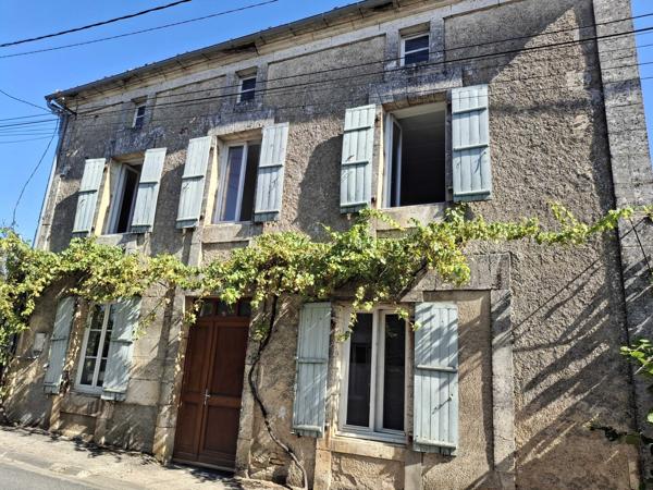 MAISON DE VILLAGE EN PIERRES AVEC GRANGE ET JARDIN