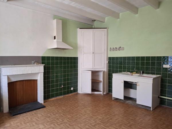MAISON DE VILLAGE EN PIERRES AVEC GRANGE ET JARDIN