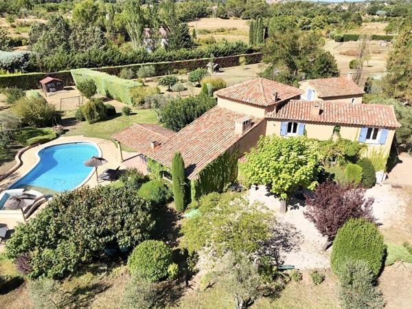 Trets: maison, appartement et studio sur 11000m2 de terrain