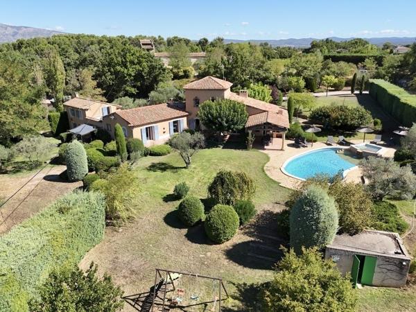 Trets: maison, appartement et studio sur 11000m2 de terrain