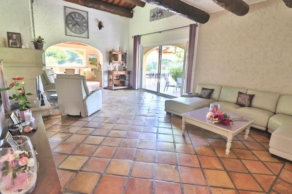 Trets: maison, appartement et studio sur 11000m2 de terrain