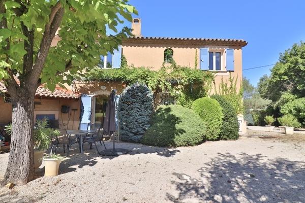 Trets: maison, appartement et studio sur 11000m2 de terrain