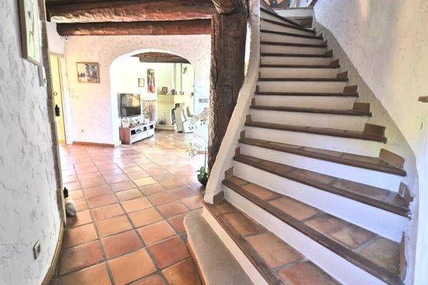 Trets: maison, appartement et studio sur 11000m2 de terrain