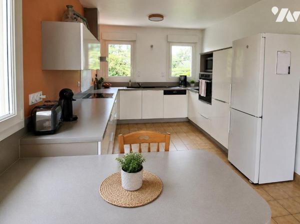 Une maison à usage d'habitation en dur sous ardoises comprenant :
. au rez-de-chaussée : une e...