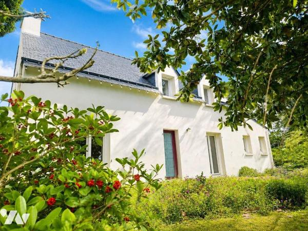 Une maison à usage d'habitation en dur sous ardoises comprenant :
. au rez-de-chaussée : une e...