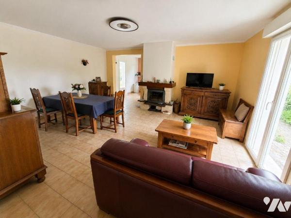Une maison à usage d'habitation en dur sous ardoises comprenant :
. au rez-de-chaussée : une e...