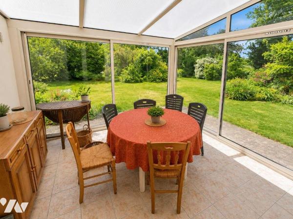 Une maison à usage d'habitation en dur sous ardoises comprenant :
. au rez-de-chaussée : une e...