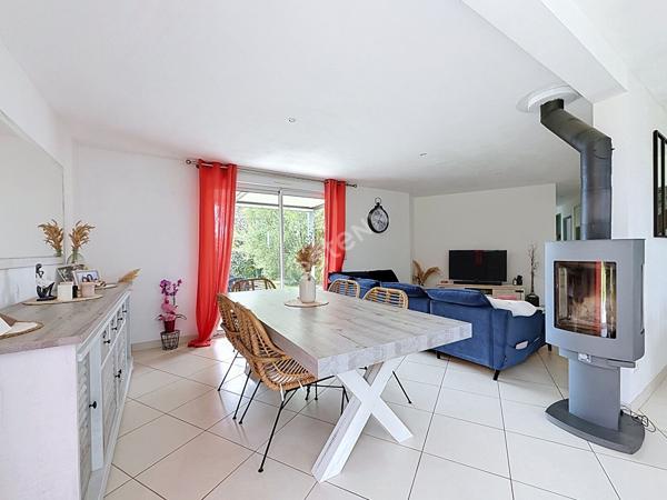 Maison familiale à vendre de 157m2 située à Montguillon - 5 chambres - grand garage - Plus de 1500m2 de terrain