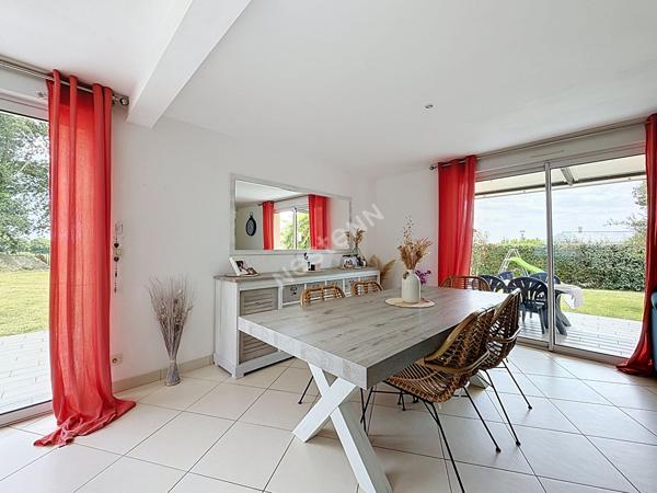 Maison familiale à vendre de 157m2 située à Montguillon - 5 chambres - grand garage - Plus de 1500m2 de terrain