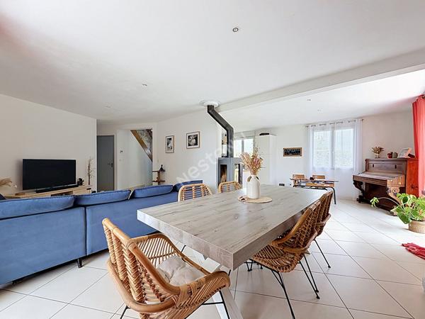 Maison familiale à vendre de 157m2 située à Montguillon - 5 chambres - grand garage - Plus de 1500m2 de terrain